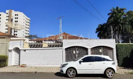 Linda casa de padrão para alugar no Parque Santa Mônica, São Carlos.