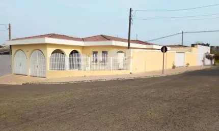 Casa à venda e locação no bairro Jardim Hikare, São Carlos - 4 dormitórios!
