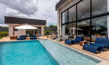 Casa a venda no Condomínio Ninho Verde II, imóvel de altíssimo padrão com muito conforto e sofistic