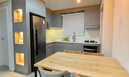Apartamento com sacada e churrasqueira no Iririú – 2 quartos, móveis planejados e localização estratégica!