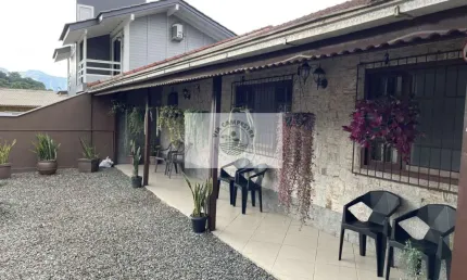 Residencia com laje na Estrada Mildau, uma suite e um quarto, aceita troca