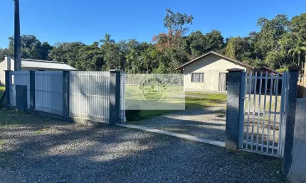 Residência com 3 dormitórios, garagem, area de festas, amplo terreno