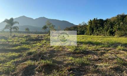 Sítio com 40.657 m², em Pirabeiraba, escriturado, com riacho, Estrada do Pico