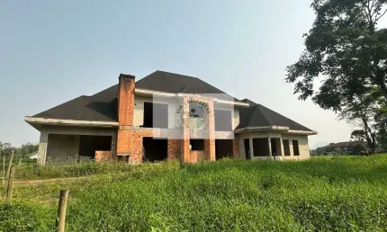 Amplo terreno na Estrada da Ilha com 139.057 m², plano, cercado, com casas, analisa parcelamento