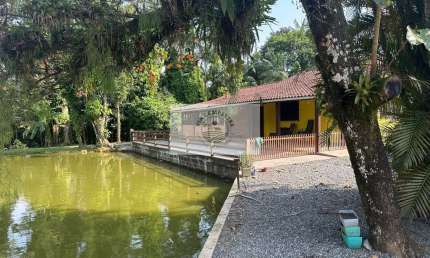 Sítio com 7.200 m2, escriturado, frente para o asfalto, com residência de 3 dormitórios, lago, aceita permuta