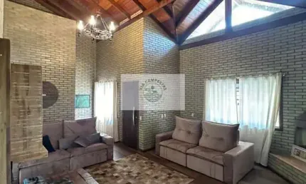 Casa em Condomínio fechado na subida da serra de Campo Alegre, 4 suítes, seminova