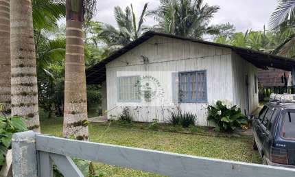 Sítio com 5.000 m², todo cercado, com casa de madeira de 3 quartos, rua sem saída