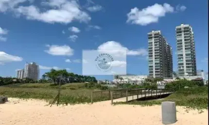 Apartamento pé na areia em Piçarras, suíte mais 1 quarto, todo mobiliado e decorado, andar alto