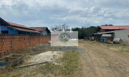 Terreno com 428,00 m², escriturado, ja aterrado, 200 metros da Rua Paraná