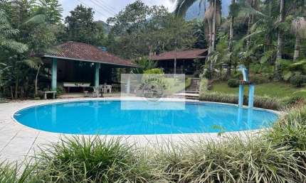 Sítio escriturado na Estrada Quiriri, com 13.659 m2, com ampla piscina, lagos, residencia, area de festas