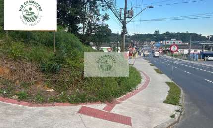 Terreno comercial de esquina com 2.124 m², de frente para a Rua Santa Catarina, escriturado