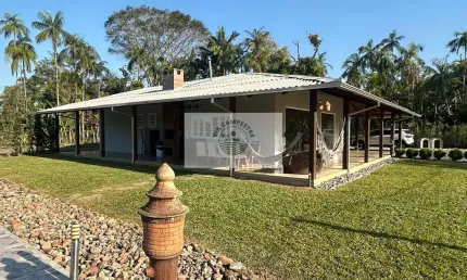 Sítio com 20.000 m², com uma linda residencia, frente para o asfalto, escriturada, em pirabeiraba