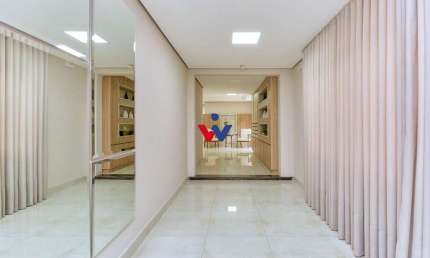 Apartamento no Cabral com lareira e sacada com churrasqueira. Veja.