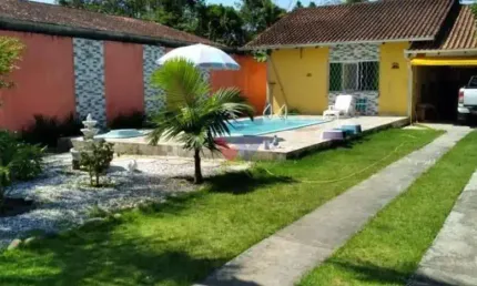 Casa com edícula, piscina e 3 quartos em Guaratuba  700m da praia