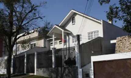 Excelente casa a venda  com 330m  no alto da xv, localização privilegiada e casa averbada no local