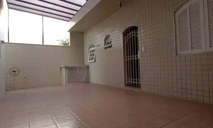 Casa ampla com edícula e ótima distribuição dos ambientes