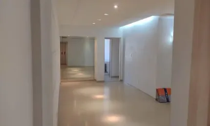 Apartamento amplo a 1 quadra da praia, com 3 dormitórios e excelente distribuição