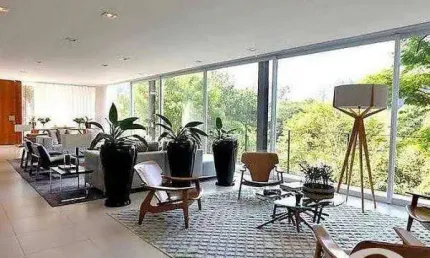Condomínio Melville - Casa com arquitetura moderna, muita privacidade cercada de área verde, próxima ao lago.