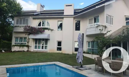 Espetacular casa na melhor esquina do Condomínio, mobiliada com extensa área verde