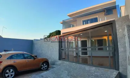Sobrado moderno com quintal, área gourmet e 3 quartos no Vale Parkway – D99