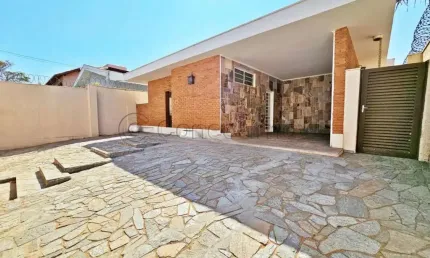 Casa de 191m² com 03 quartos sendo 01 suíte para locação - Residencial e Empresarial Alphaville