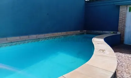 Casa de 265m² com 03 quartos disponível para venda e locação - Jardim Califórnia.