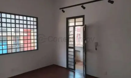 Casa de 70m² com 03 quartos disponível para locação - Centro.