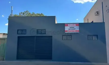 Salão comercial de 200m² com 02 banheiros para locação - Jardim Interlagos