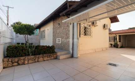 Casa - Alto Padrão com 03 Dormitórios sendo 01 Suíte no Ipiranga/ São José, SC