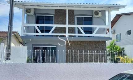 Casa a venda de 04 Dormitórios sendo 03 Suítes no bairro Flor De Napolis em São José-SC