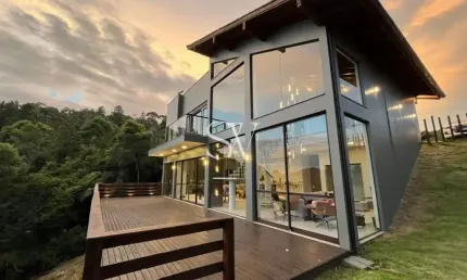 Casa a venda mobiliada de 03 Dormitórios em Condomínio fechado no Centro /Rancho Queimado, SC