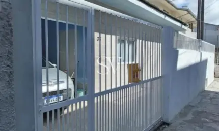 Casa padrão a venda de 03 Dormitórios com vaga de garagem coberta no bairro Ponte de Imaruim em Palhoça-SC