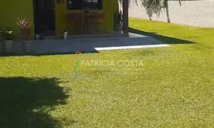 Bela casa com área total de  970m² no bairro palhocinha-garopaba/sc