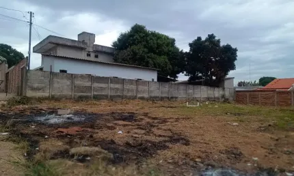 Terreno plano c/ água, esgoto, asfalto há 600 mt do paço municipal
