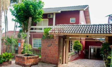 Excelente casa 3 Dormitórios com quiosque e piscina!
