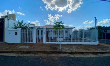 Casa para Venda em Lins, Jardim Americano, 4 dormitórios, 1 suíte, 2 vagas