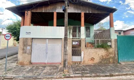 Casa com 3 quartos à venda no Centro, Lins 