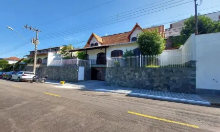 Casa com 5 quartos para alugar no Bom Clima, Juiz de Fora 