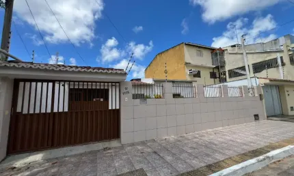 ALUGO Belíssima CASA com 03dormitórios em Candelária em Natal/RN.
