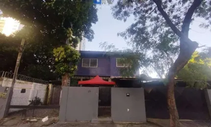 Casa com terreno amplo de 500m² para moradia ou investimento em uma excelente localização