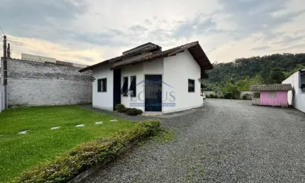 Casa com terreno amplo no Jaraguá 99 - Jaraguá do Sul