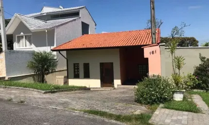 Casa térrea no Condomínio Aruã, tem três dormitórios sendo um com suíte e dois com varandas para os fundos, cozinha, lavanderia, sala de jantar, sala de estar, banheiro, garagem coberta para um veícul