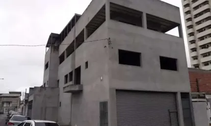 Salão comercial centro de suzano, 200 metros, com 2 banheiros sendo um deles com acessibilidade, ótimo para clinica;  prédio novo da para adaptar o padrão de seu estabelecimento tranquilamente no salã