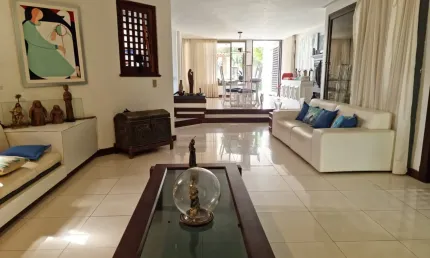 Casa a 30 passos do shopping Itaigara, rua tranquila.
