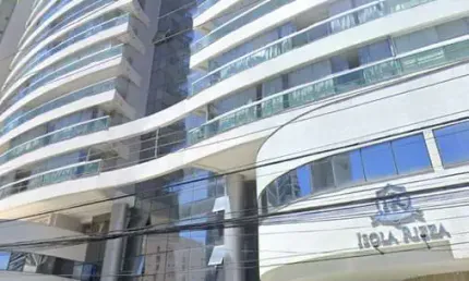 Lindo Apartamento de 03  Quartos, frente, na quadra do mar em Itapuã com Varanda e Lazer Completo!