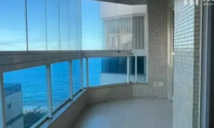 Lindo Apartamento de 02 Quartos, prédio de frente para o mar em Itapuã com Varanda e Lazer Completo!