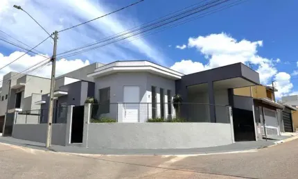 Belíssima casa de esquina, localizada no Residencial Quinta dos Vinhedos.