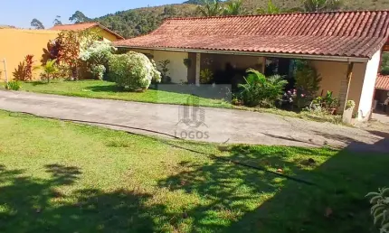 'Chácara dos Sonhos: Espaçosa Residência com 3 Quartos, 1 Suítes, Pomar Variado e Açude - Apenas 15 Minutos do Centro de Juiz de Fora!'