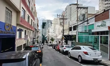 Excelente apartamento térreo 3 quartos mais área externa na rua constantino paleta - juiz de fora - mg.