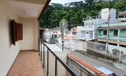 Ótima casa com 4 quartos e quintal no Democrata, Juiz de Fora-MG